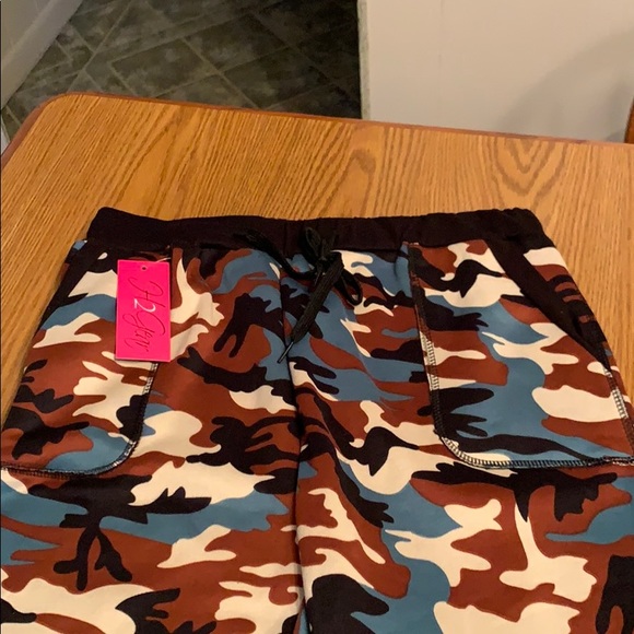 H 2 Gear CAMO FAUX FUR Leggings, size juniors L/XL - Picture 2 of 9